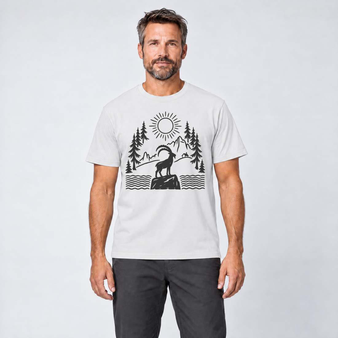 Mann trägt Steinbock am Bergsee – T-Shirt Unisex in Weiß, Ansicht von vorn
