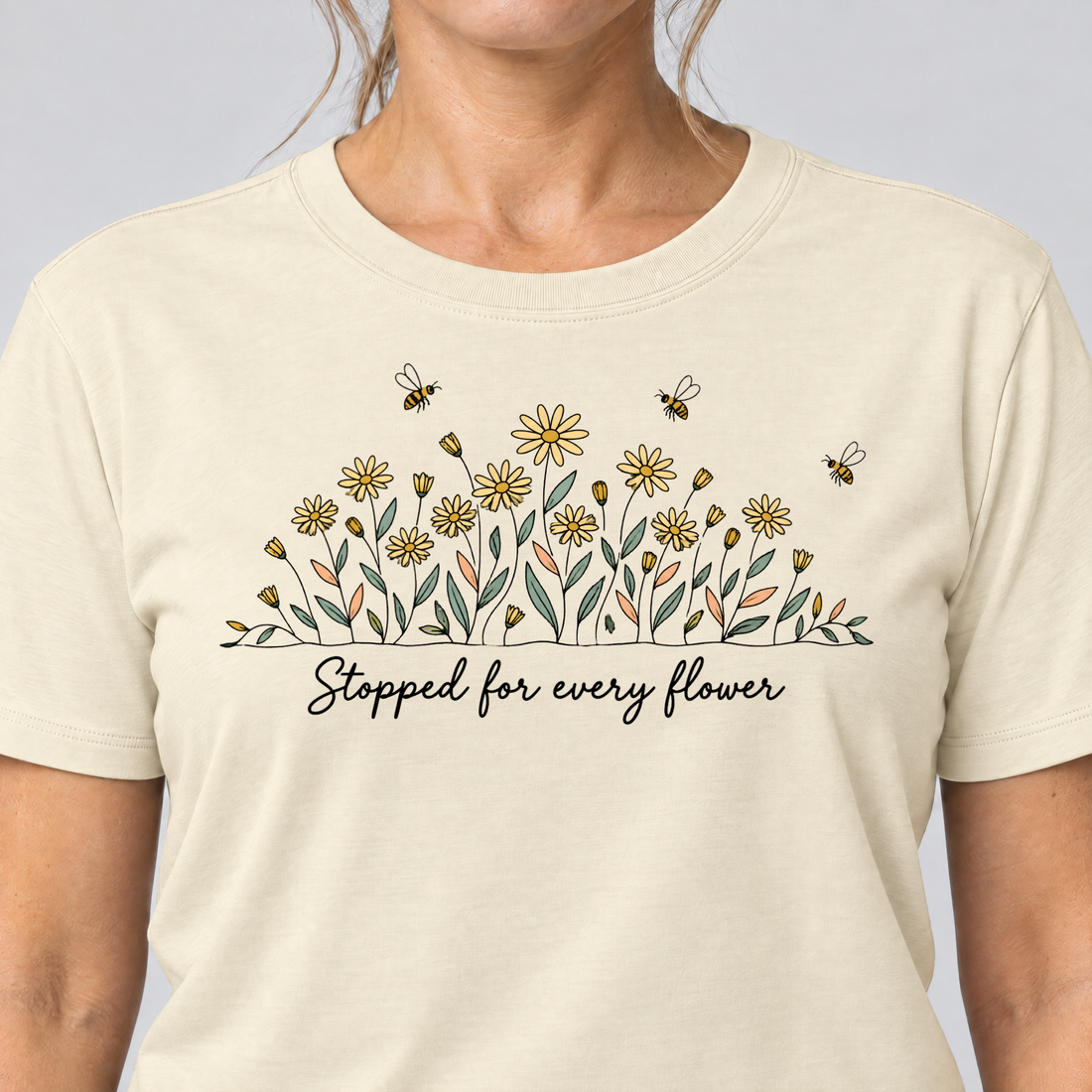 Nahaufnahme des Drucks: Stopped for every flower – T-Shirt Unisex in Natur, von einer Frau getragen