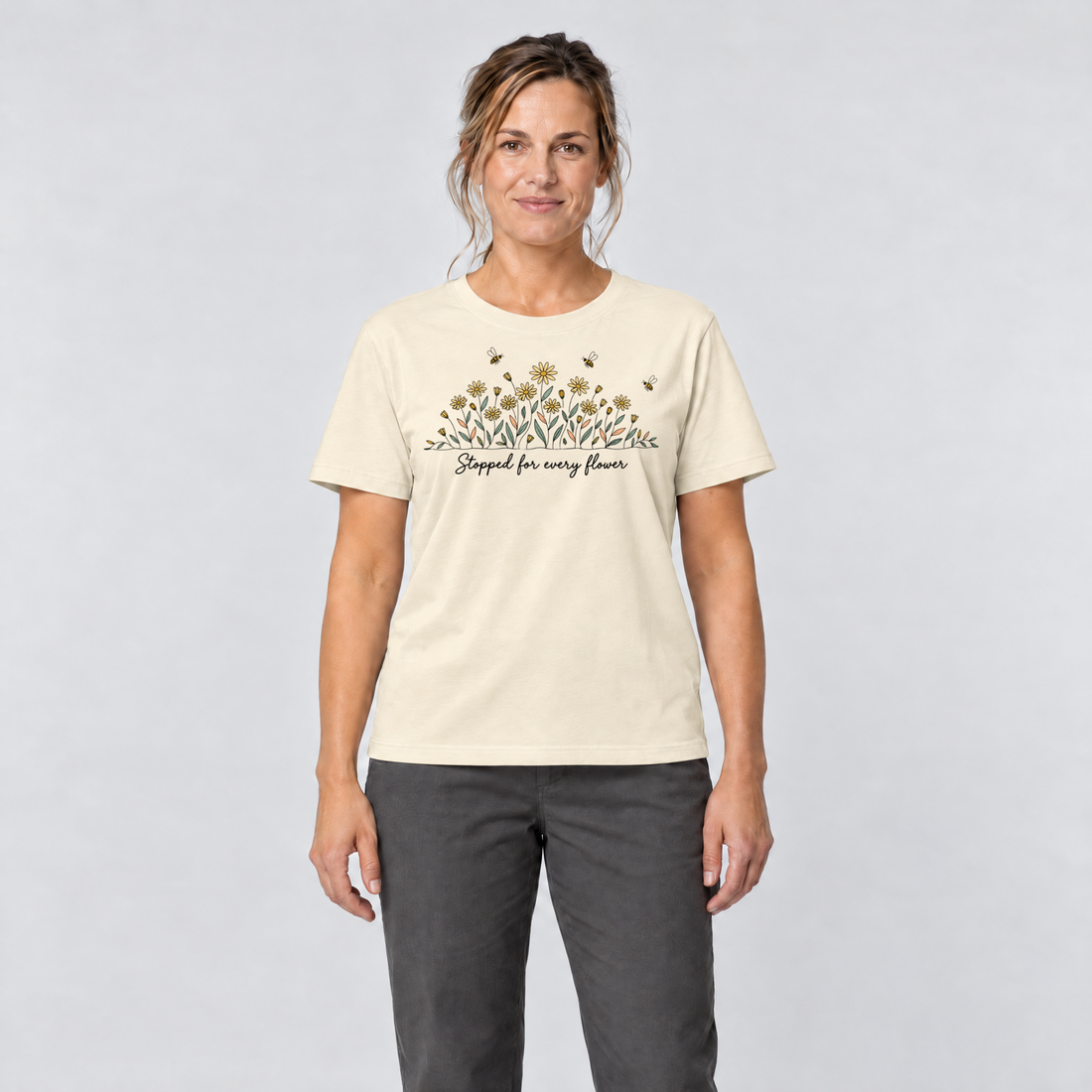 Frau trägt Stopped for every flower – T-Shirt Unisex in Natur, Ansicht von vorn