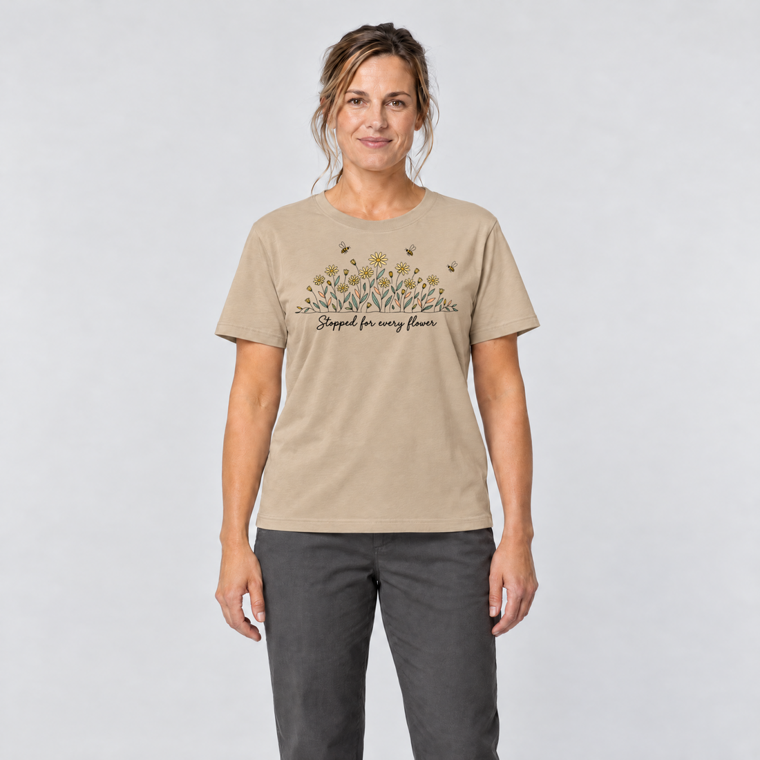 Frau trägt Stopped for every flower – T-Shirt Unisex in Sand, Ansicht von vorn