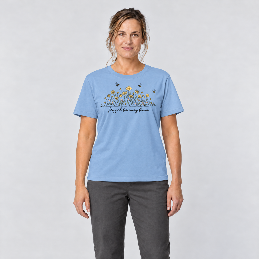 Frau trägt Stopped for every flower – T-Shirt Unisex in Himmelblau, Ansicht von vorn