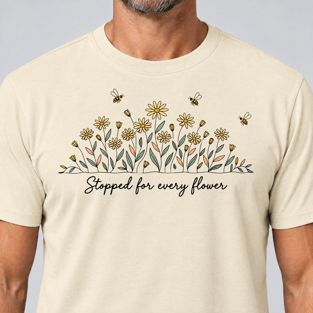 Nahaufnahme des Drucks: Stopped for every flower – T-Shirt Unisex in Natur, von einem Mann getragen