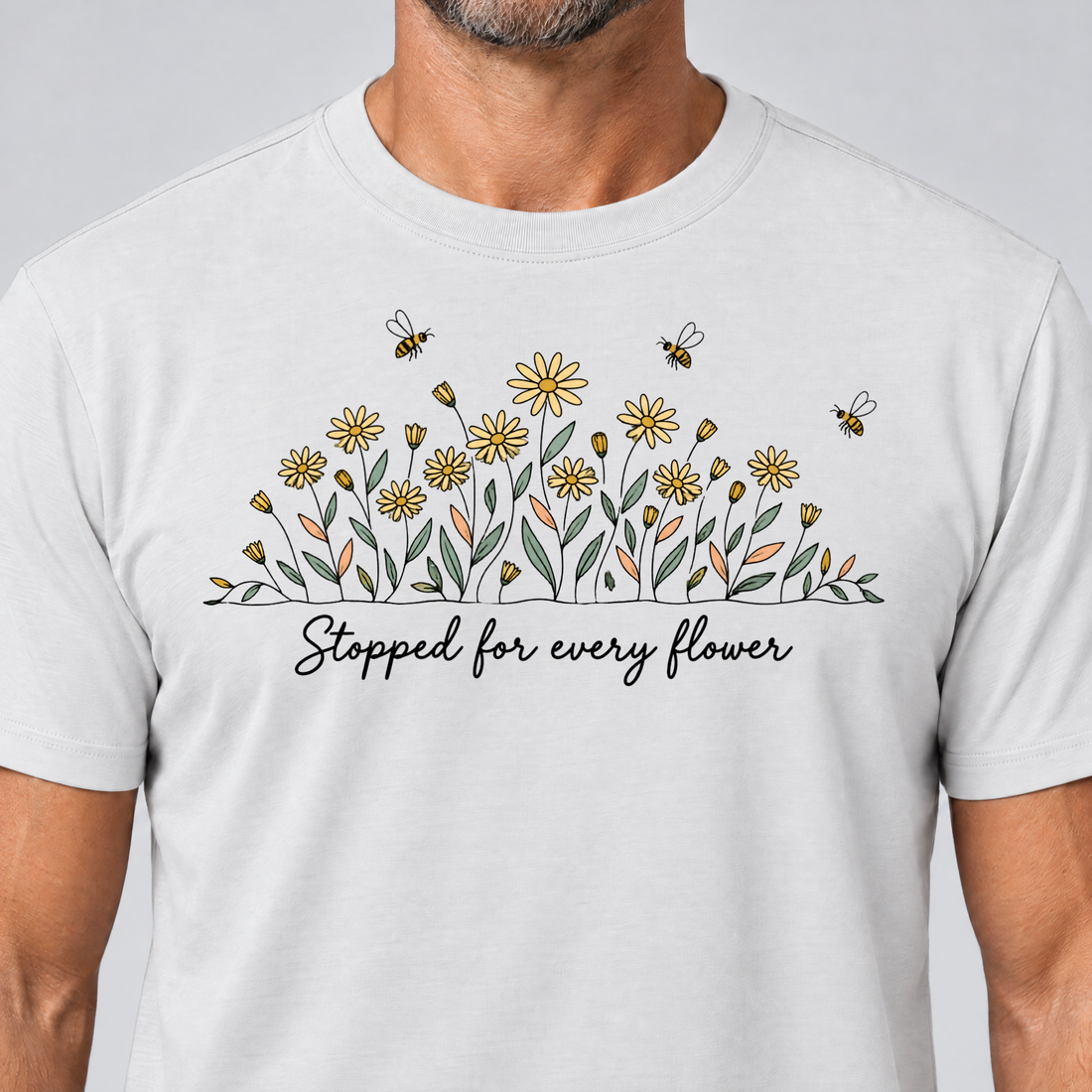 Nahaufnahme des Drucks: Stopped for every flower – T-Shirt Unisex in Weiß, von einem Mann getragen