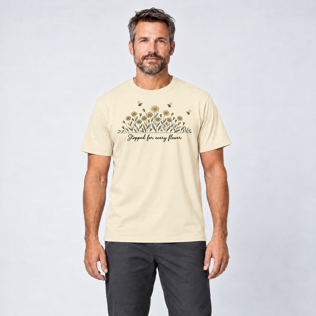 Mann trägt Stopped for every flower – T-Shirt Unisex in Natur, Ansicht von vorn