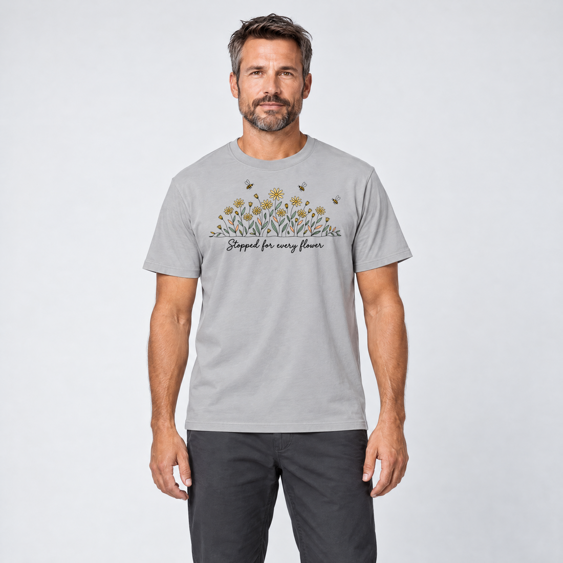 Mann trägt Stopped for every flower – T-Shirt Unisex in Hellgrau, Ansicht von vorn