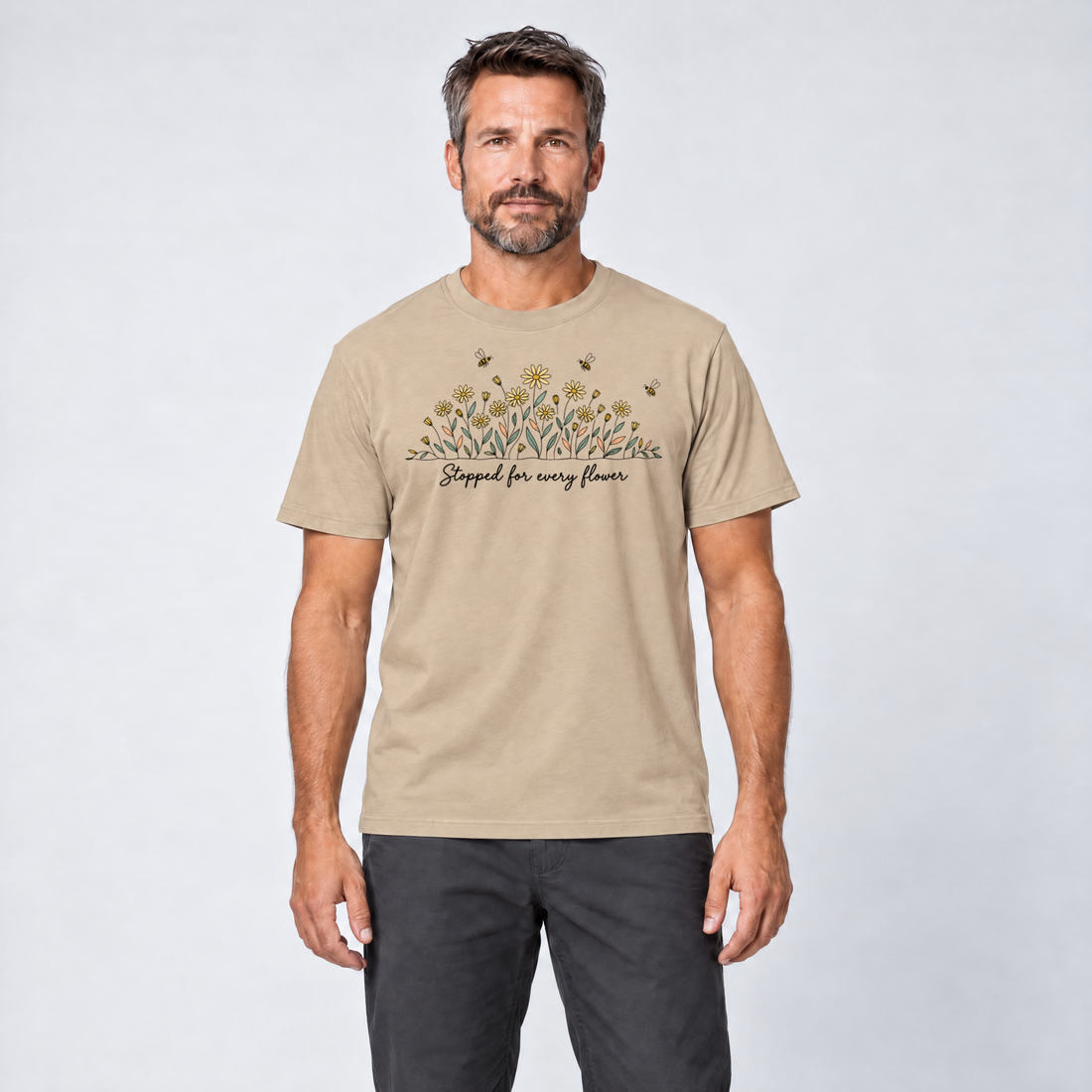 Mann trägt Stopped for every flower – T-Shirt Unisex in Sand, Ansicht von vorn