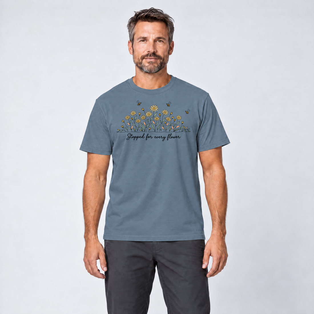Mann trägt Stopped for every flower – T-Shirt Unisex in Steinblau, Ansicht von vorn