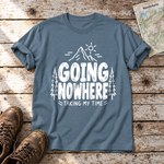 Going Nowhere – T-Shirt Unisex in Steinblau, flach liegend auf alten Holzbrettern mit Wanderschuhen und Wanderkarte.