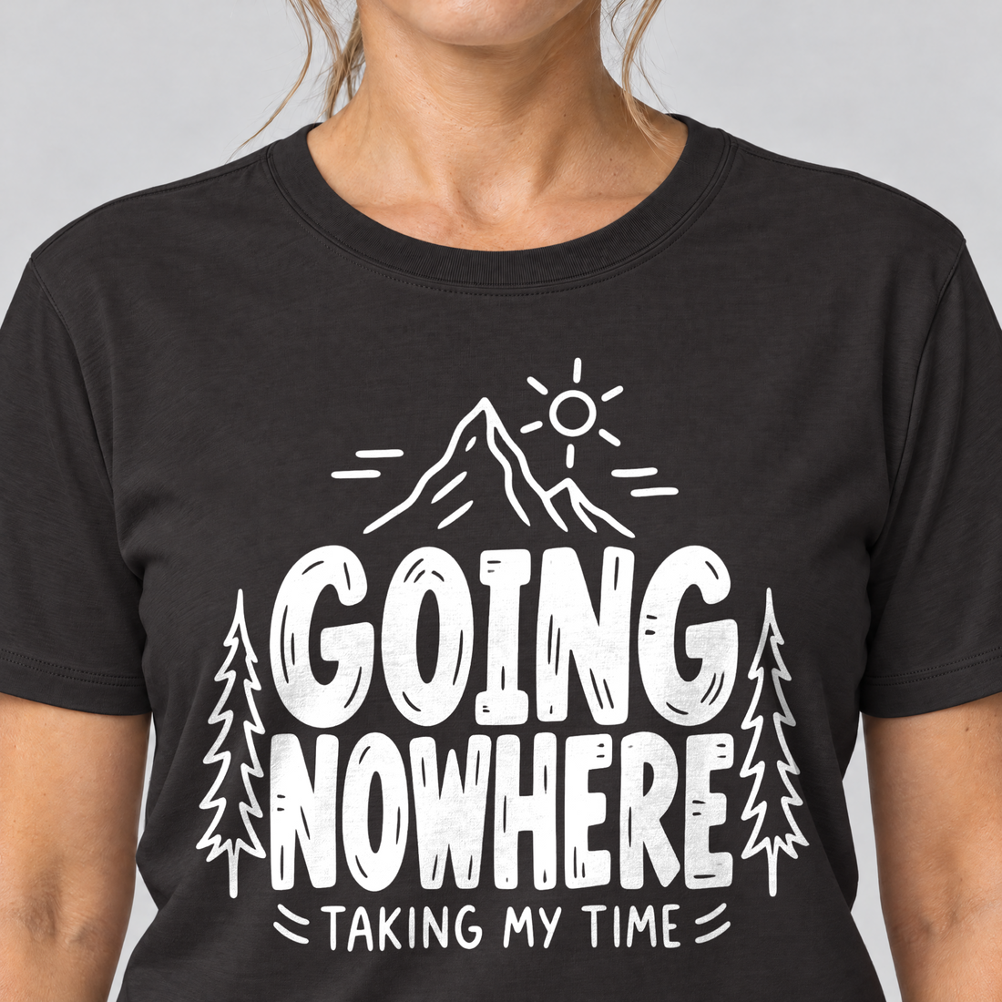 Nahaufnahme des Drucks: Going Nowhere – T-Shirt Unisex in Schwarz, von einer Frau getragen