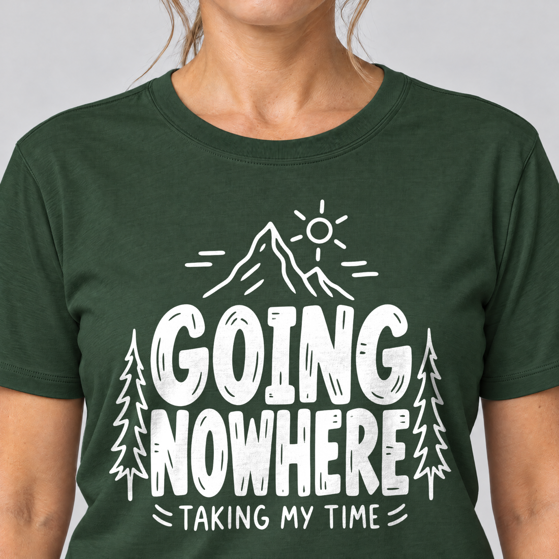 Nahaufnahme des Drucks: Going Nowhere – T-Shirt Unisex in Flaschengrün, von einer Frau getragen