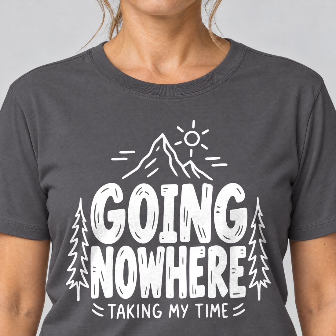 Nahaufnahme des Drucks: Going Nowhere – T-Shirt Unisex in Dunkelgrau, von einer Frau getragen