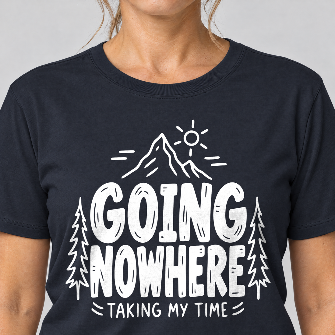 Nahaufnahme des Drucks: Going Nowhere – T-Shirt Unisex in Navy, von einer Frau getragen