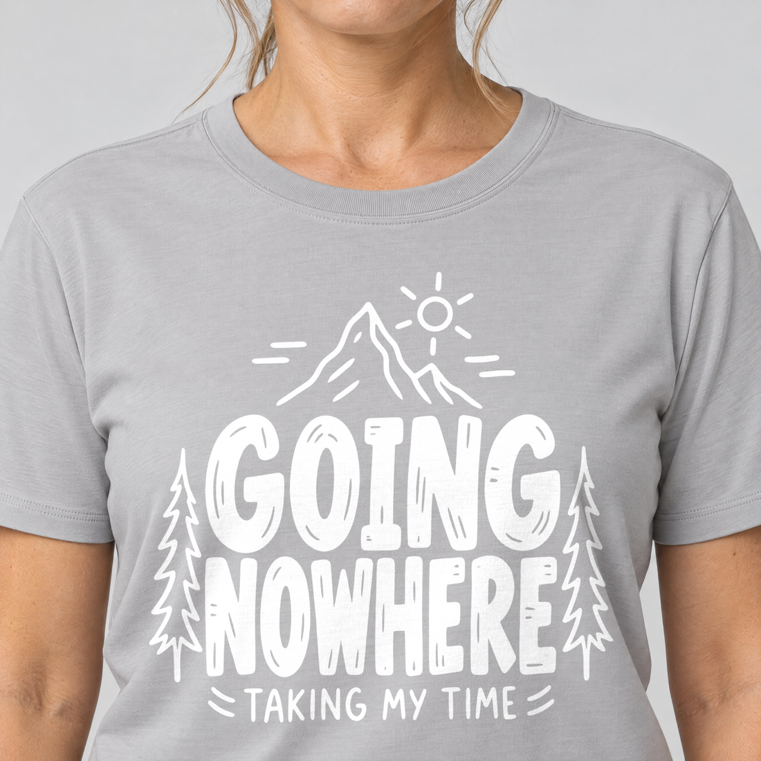 Nahaufnahme des Drucks: Going Nowhere – T-Shirt Unisex in Hellgrau, von einer Frau getragen