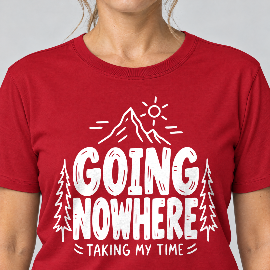 Nahaufnahme des Drucks: Going Nowhere – T-Shirt Unisex in Rot, von einer Frau getragen