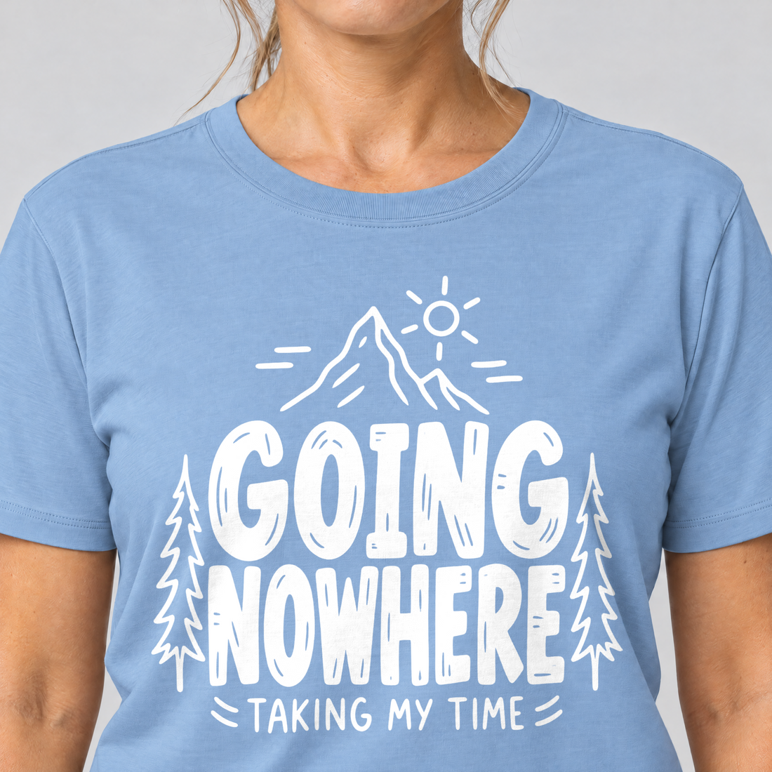 Nahaufnahme des Drucks: Going Nowhere – T-Shirt Unisex in Himmelblau, von einer Frau getragen