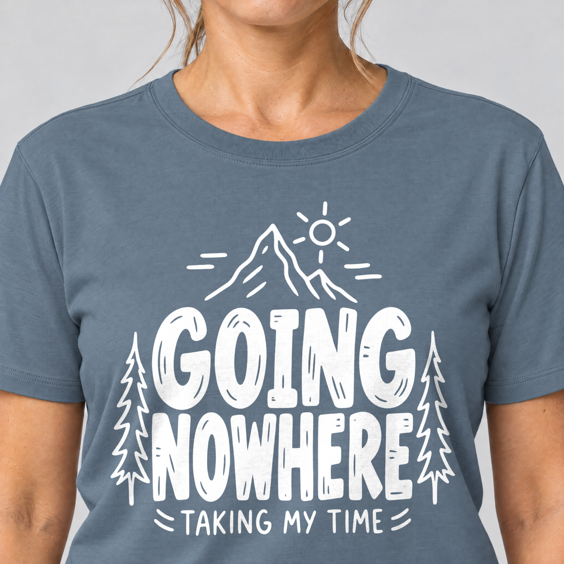 Nahaufnahme des Drucks: Going Nowhere – T-Shirt Unisex in Steinblau, von einer Frau getragen
