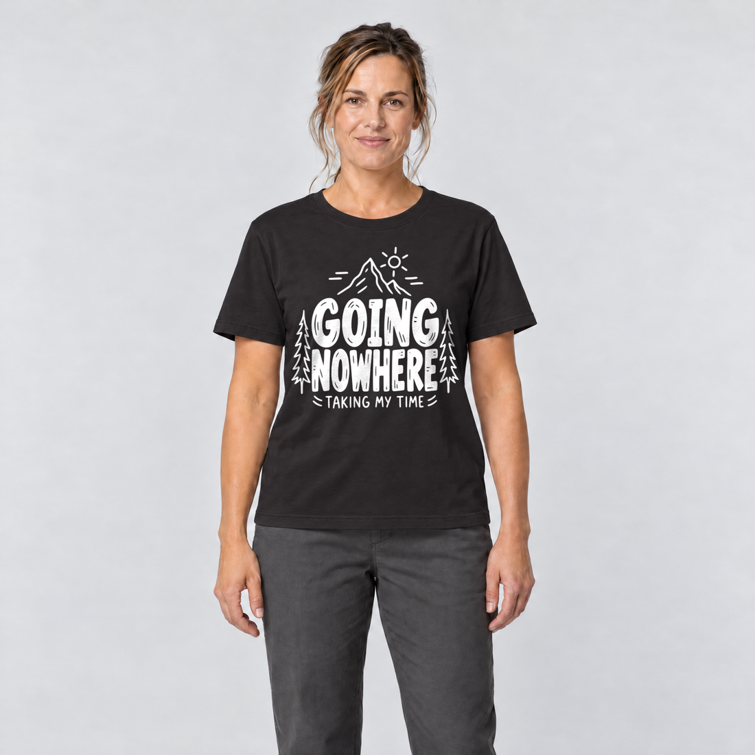 Frau trägt Going Nowhere – T-Shirt Unisex in Schwarz, Ansicht von vorn
