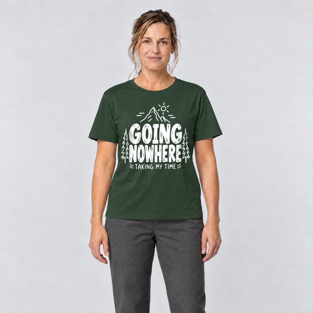 Frau trägt Going Nowhere – T-Shirt Unisex in Flaschengrün, Ansicht von vorn