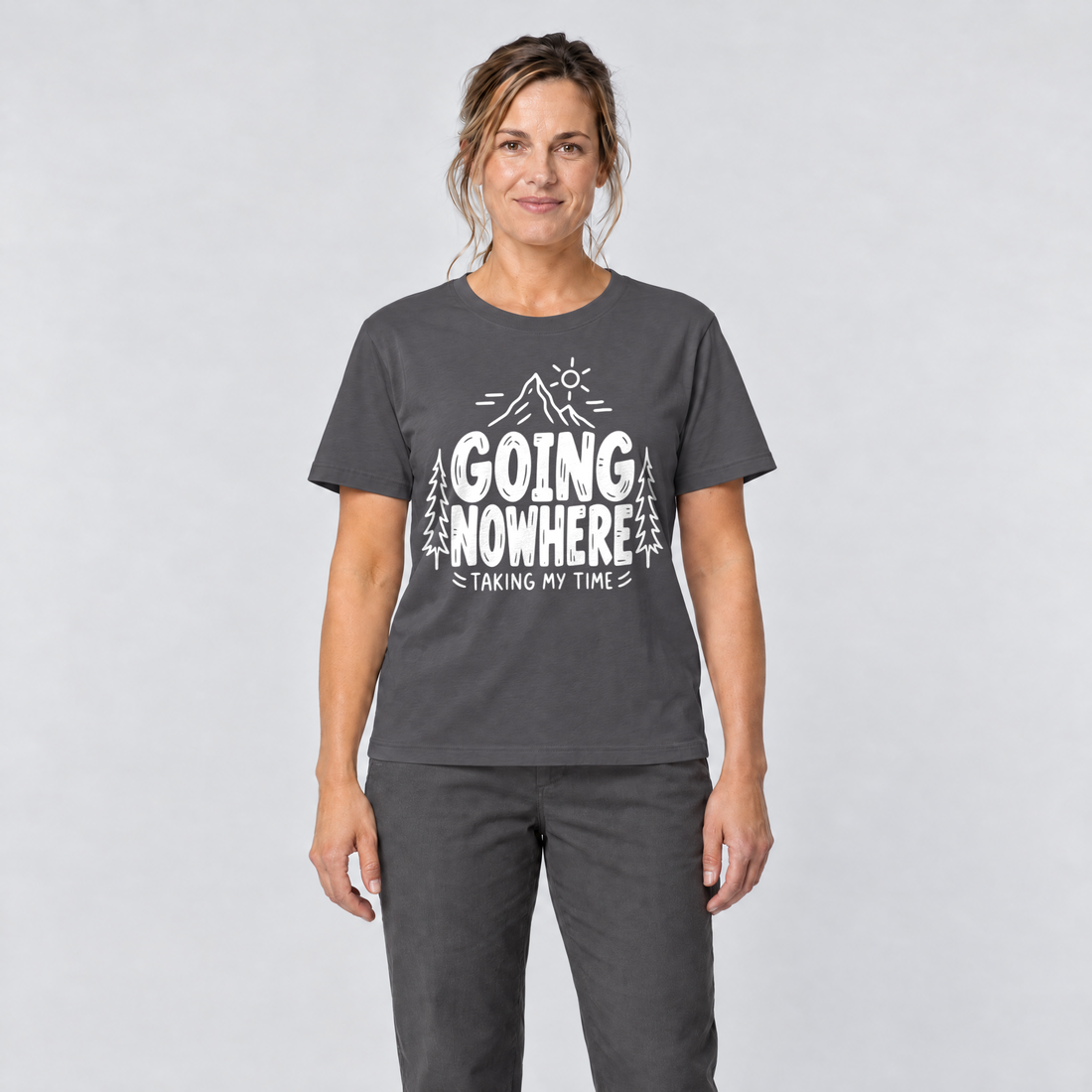 Frau trägt Going Nowhere – T-Shirt Unisex in Dunkelgrau, Ansicht von vorn