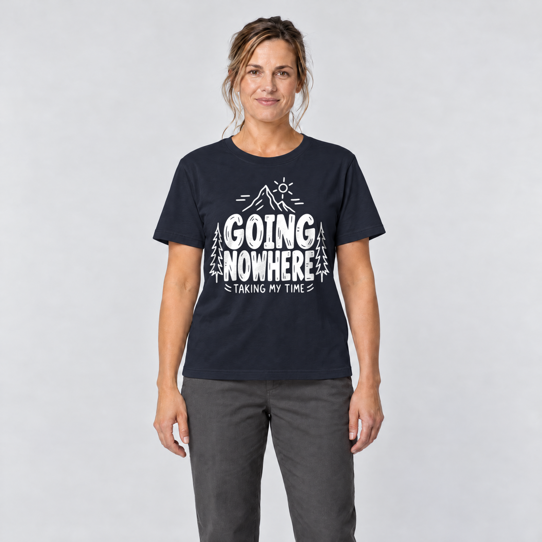 Frau trägt Going Nowhere – T-Shirt Unisex in Navy, Ansicht von vorn