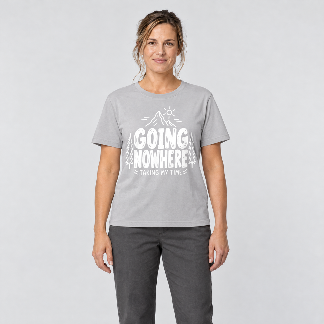 Frau trägt Going Nowhere – T-Shirt Unisex in Hellgrau, Ansicht von vorn