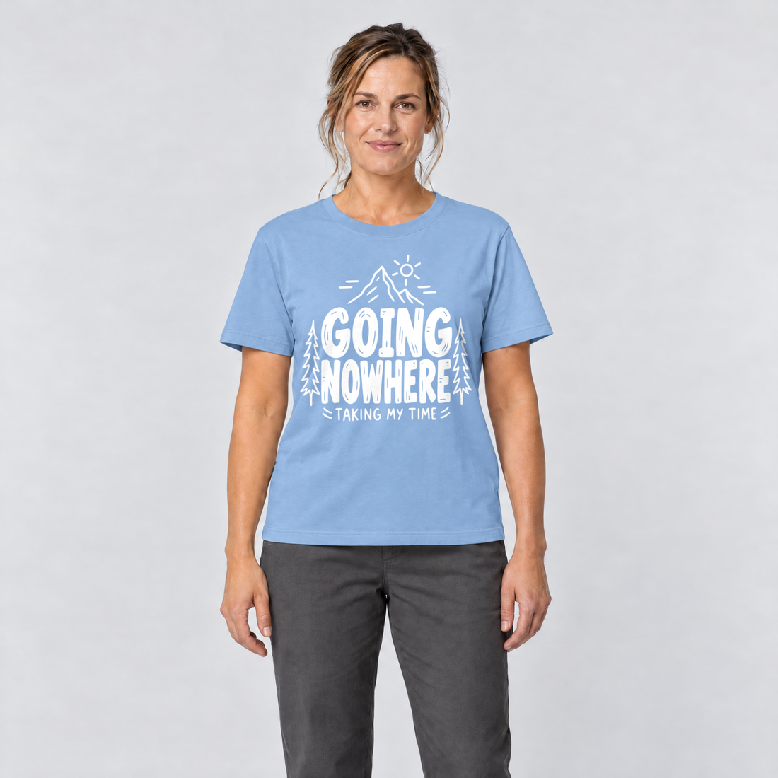 Frau trägt Going Nowhere – T-Shirt Unisex in Himmelblau, Ansicht von vorn