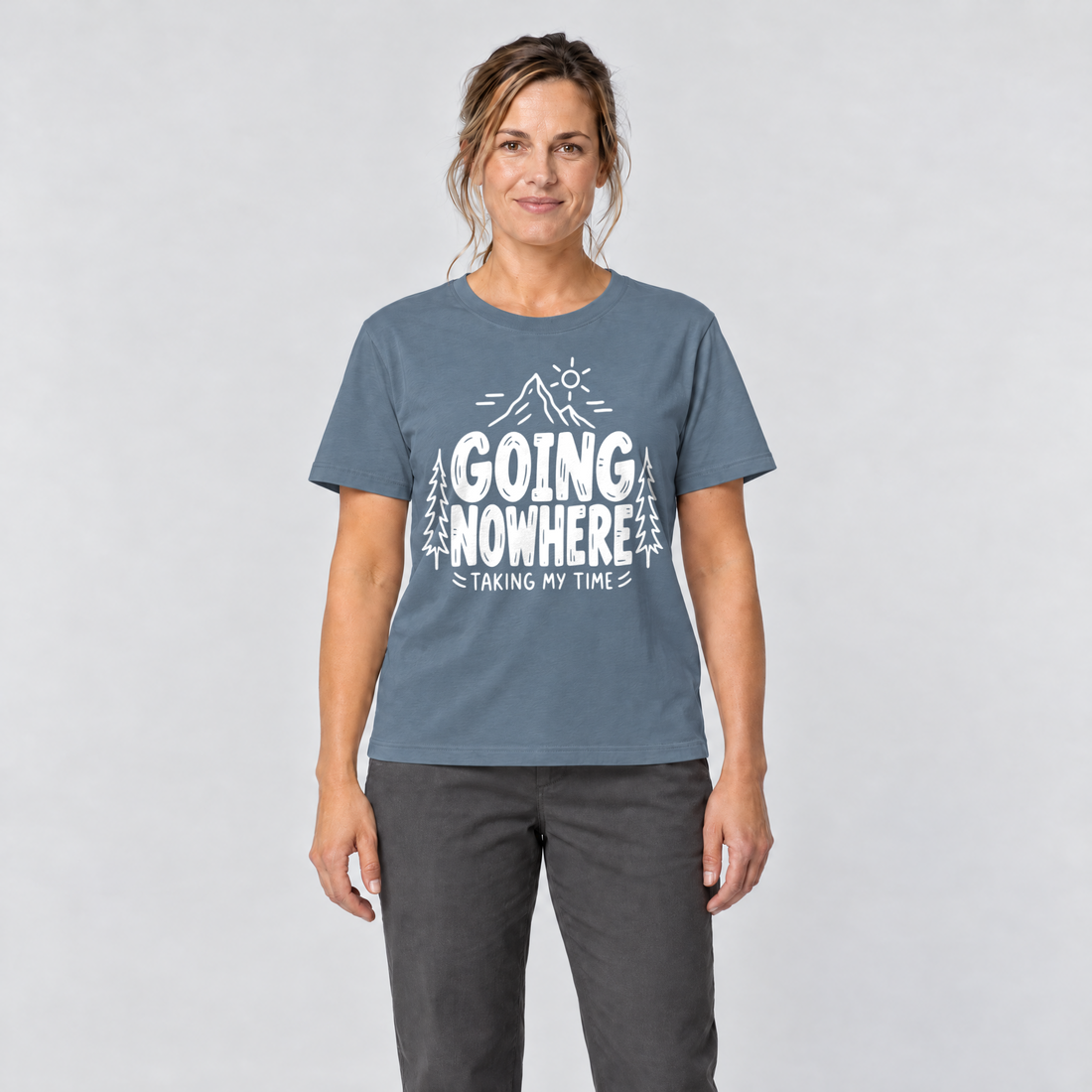 Frau trägt Going Nowhere – T-Shirt Unisex in Steinblau, Ansicht von vorn