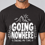 Nahaufnahme des Drucks: Going Nowhere – T-Shirt Unisex in Schwarz, von einem Mann getragen