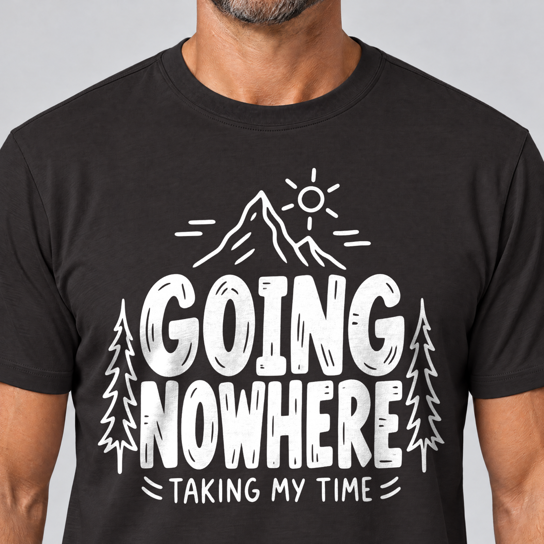 Nahaufnahme des Drucks: Going Nowhere – T-Shirt Unisex in Schwarz, von einem Mann getragen