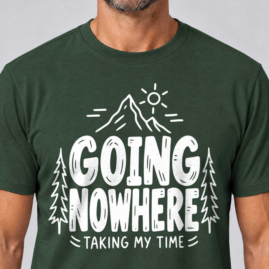 Nahaufnahme des Drucks: Going Nowhere – T-Shirt Unisex in Flaschengrün, von einem Mann getragen