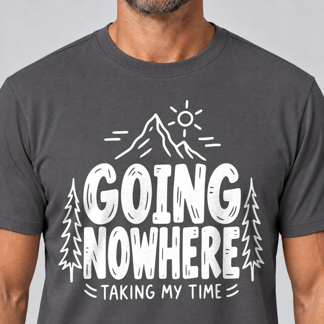 Nahaufnahme des Drucks: Going Nowhere – T-Shirt Unisex in Dunkelgrau, von einem Mann getragen