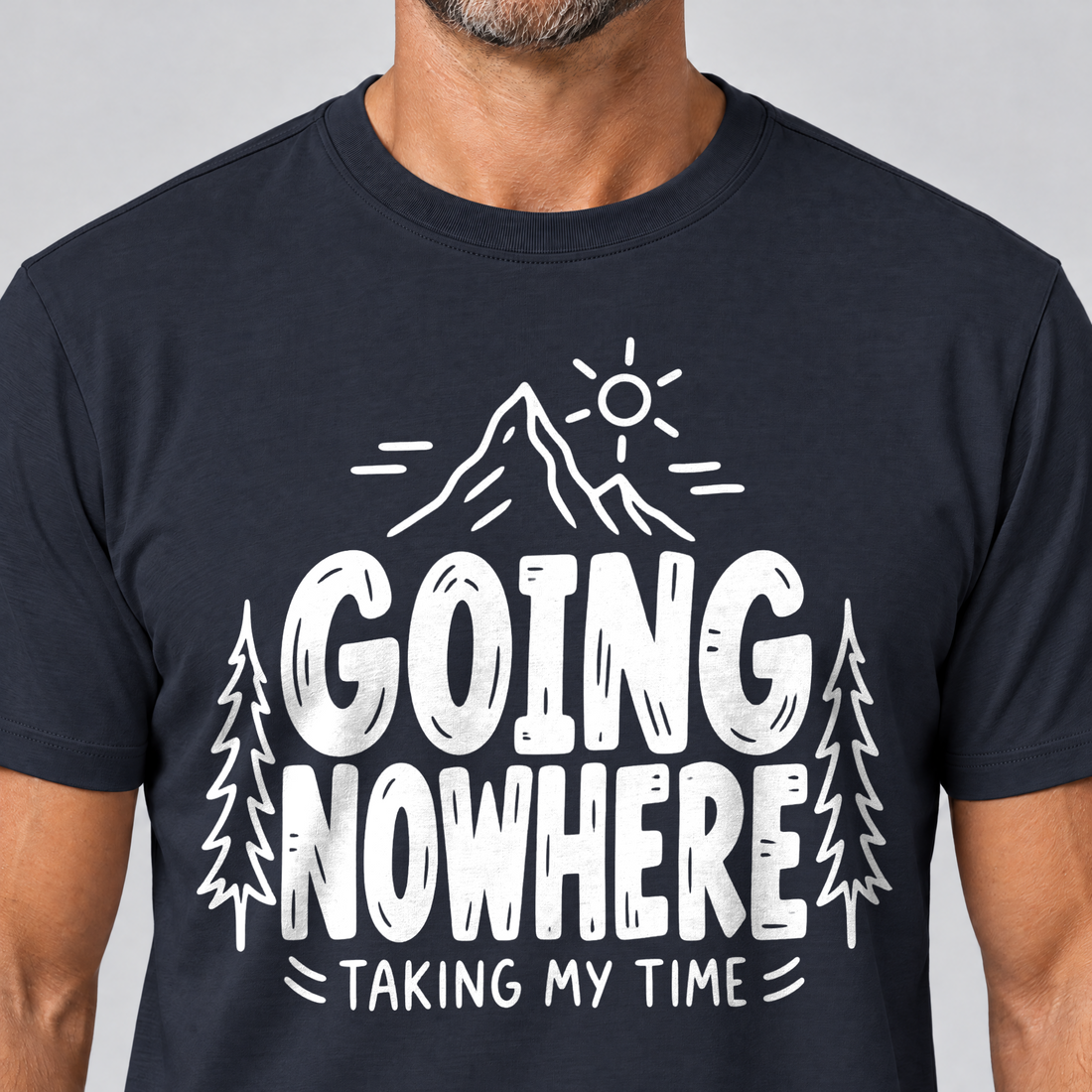 Nahaufnahme des Drucks: Going Nowhere – T-Shirt Unisex in Navy, von einem Mann getragen