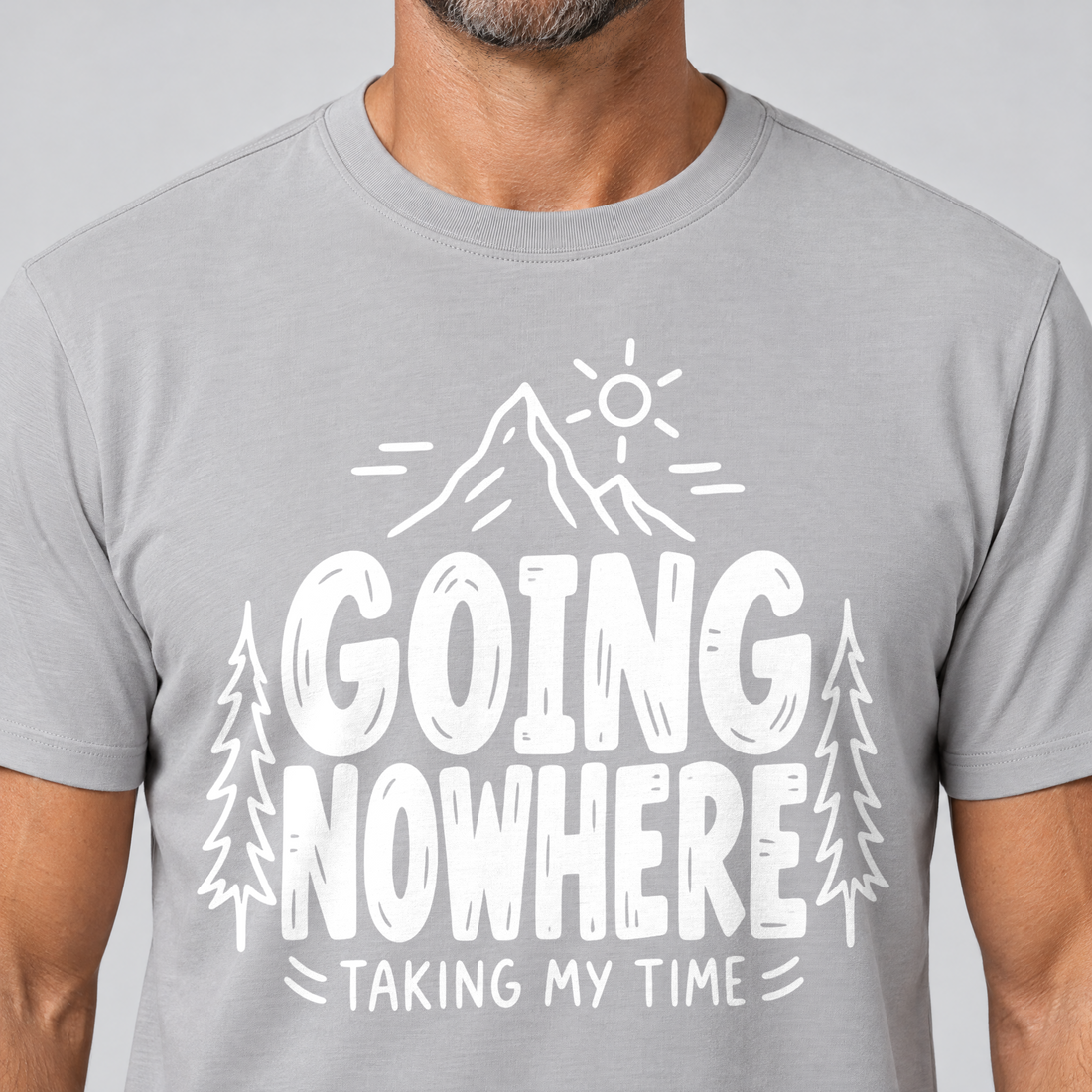Nahaufnahme des Drucks: Going Nowhere – T-Shirt Unisex in Hellgrau, von einem Mann getragen