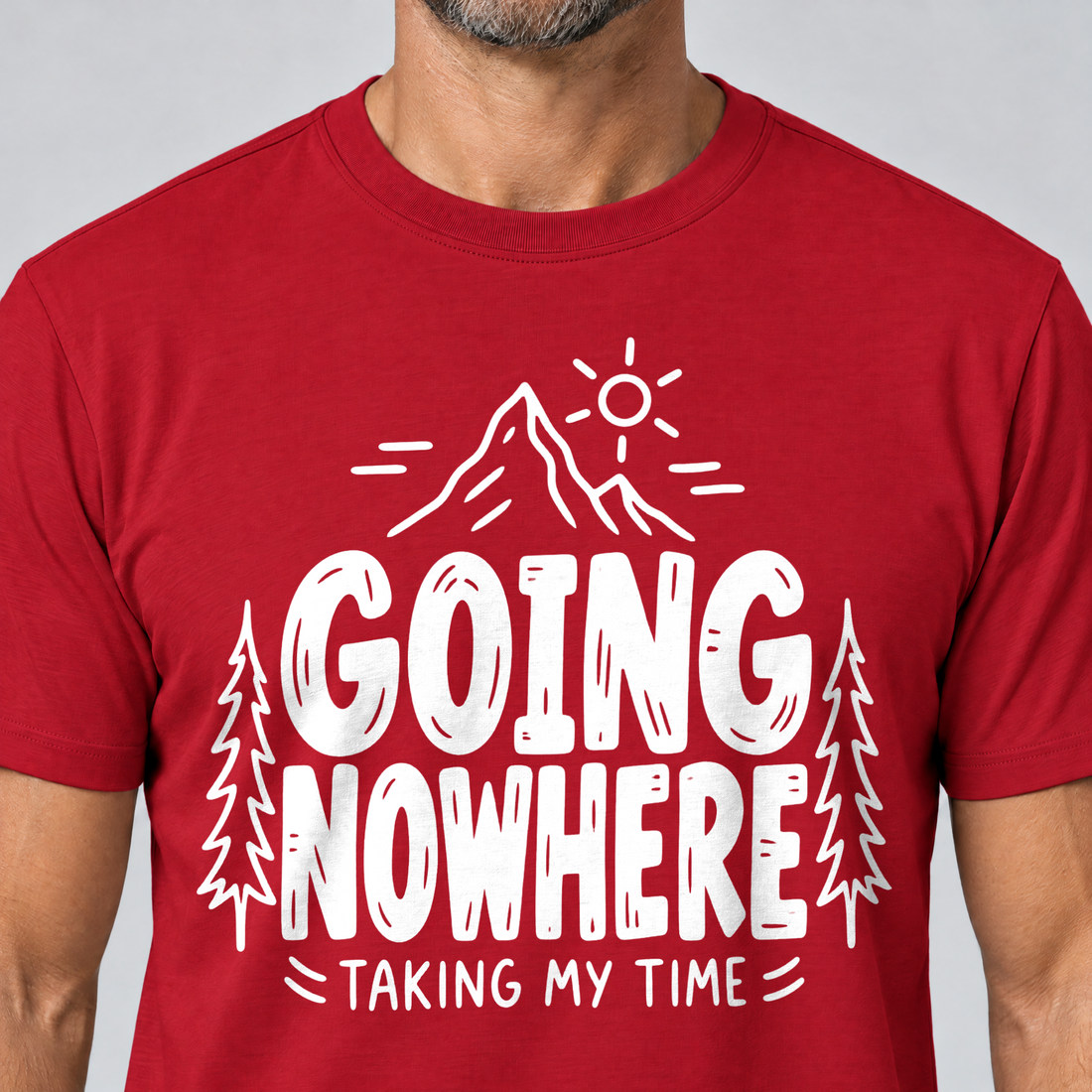 Nahaufnahme des Drucks: Going Nowhere – T-Shirt Unisex in Rot, von einem Mann getragen