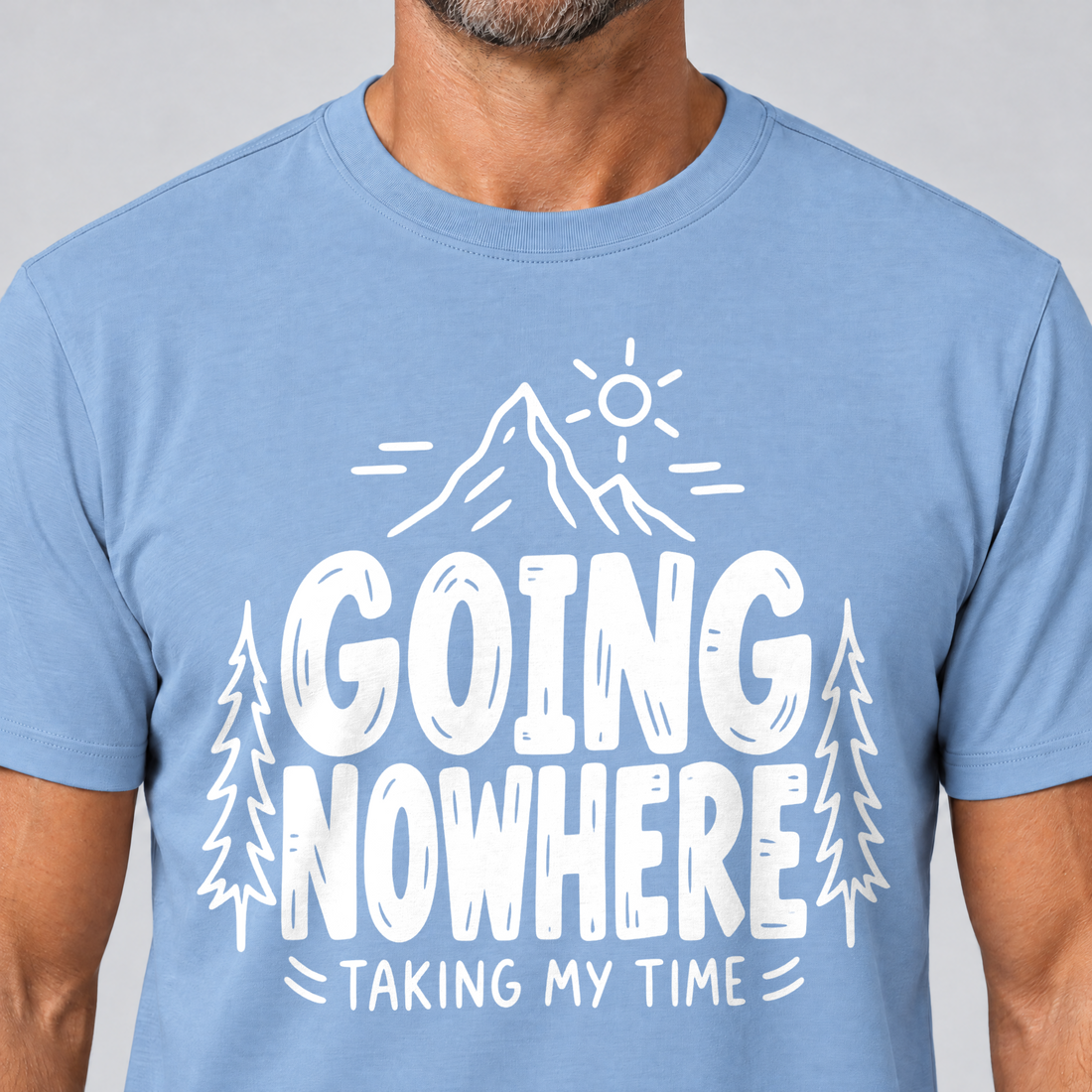 Nahaufnahme des Drucks: Going Nowhere – T-Shirt Unisex in Himmelblau, von einem Mann getragen