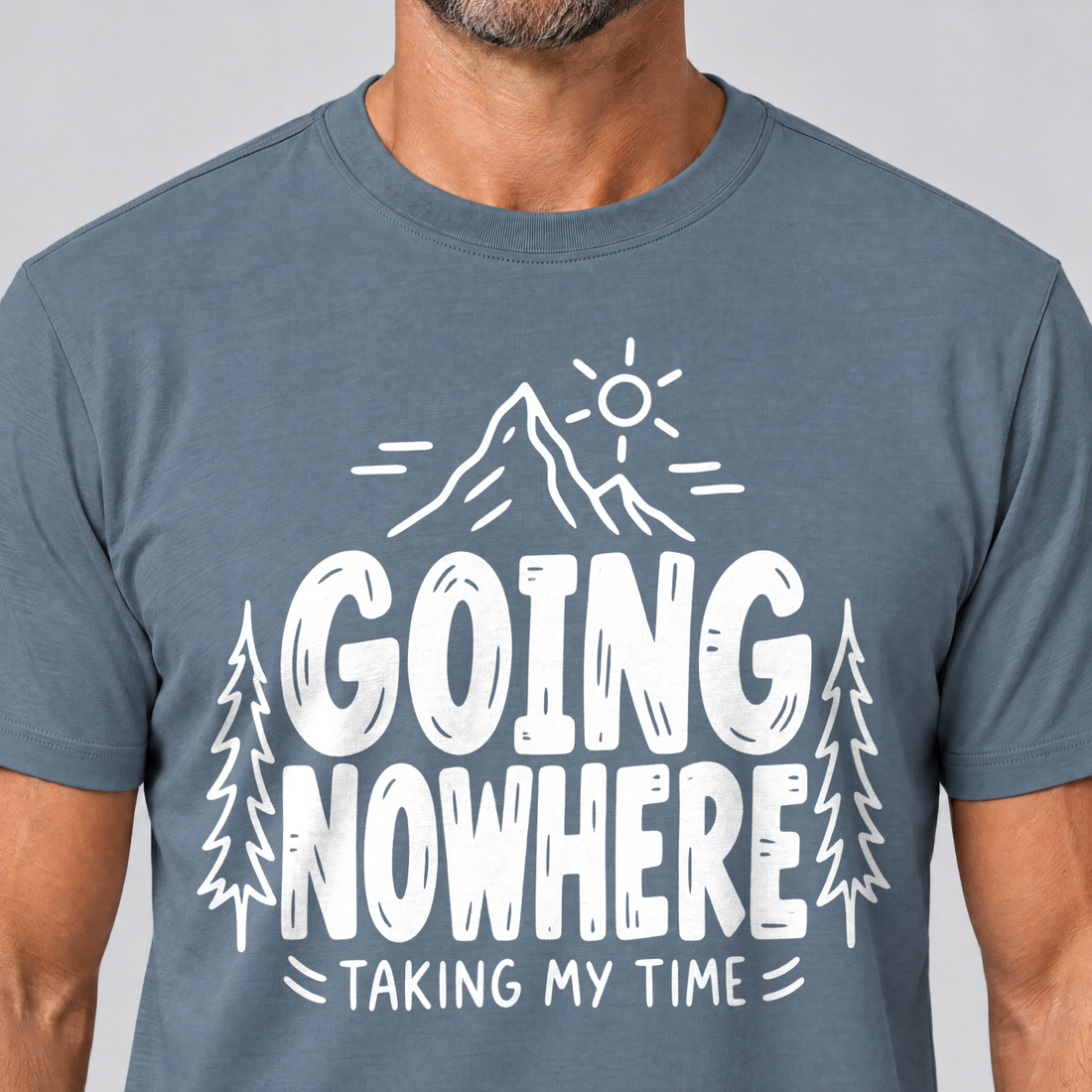 Nahaufnahme des Drucks: Going Nowhere – T-Shirt Unisex in Steinblau, von einem Mann getragen