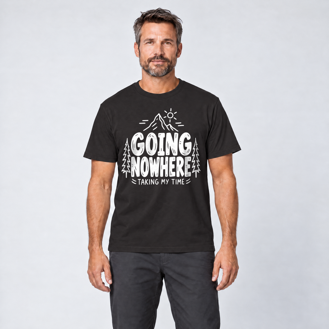 Mann trägt Going Nowhere – T-Shirt Unisex in Schwarz, Ansicht von vorn