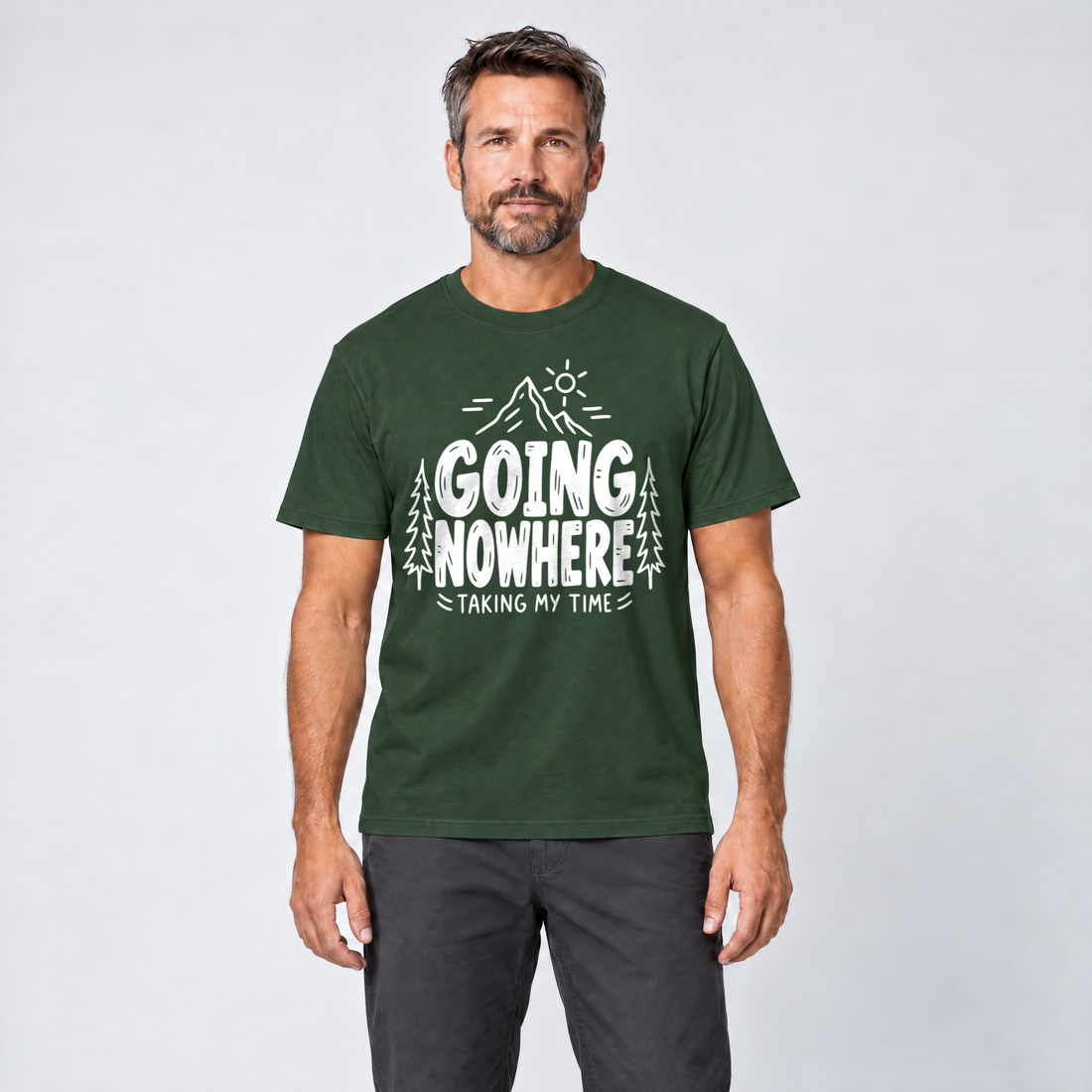 Mann trägt Going Nowhere – T-Shirt Unisex in Flaschengrün, Ansicht von vorn