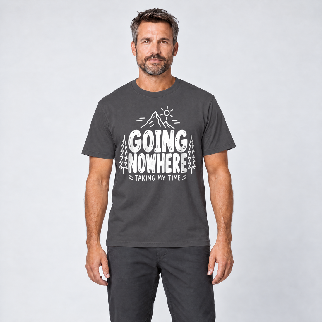 Mann trägt Going Nowhere – T-Shirt Unisex in Dunkelgrau, Ansicht von vorn