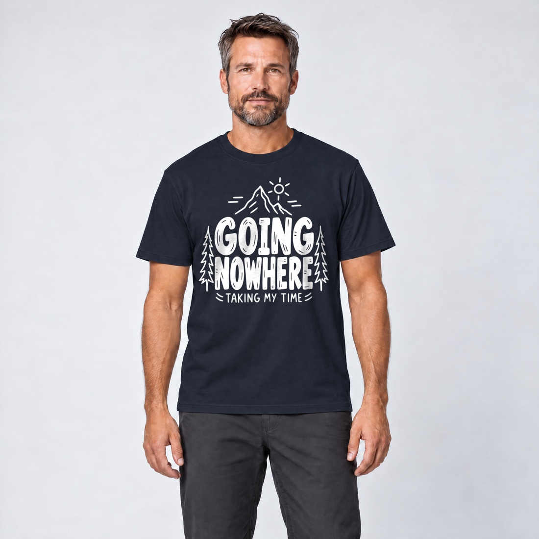 Mann trägt Going Nowhere – T-Shirt Unisex in Navy, Ansicht von vorn