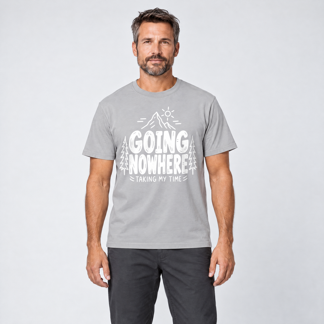 Mann trägt Going Nowhere – T-Shirt Unisex in Hellgrau, Ansicht von vorn