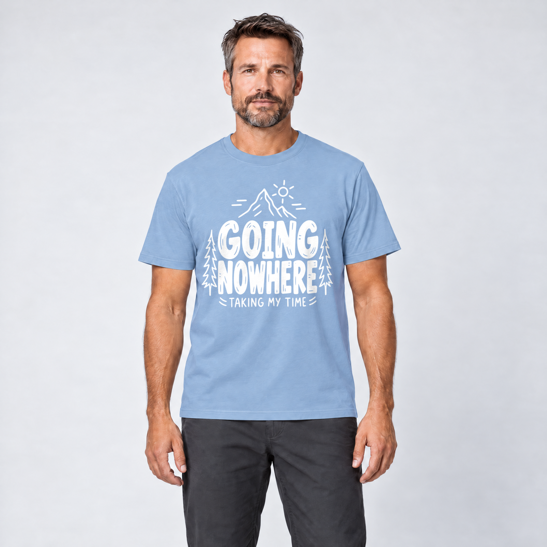 Mann trägt Going Nowhere – T-Shirt Unisex in Himmelblau, Ansicht von vorn