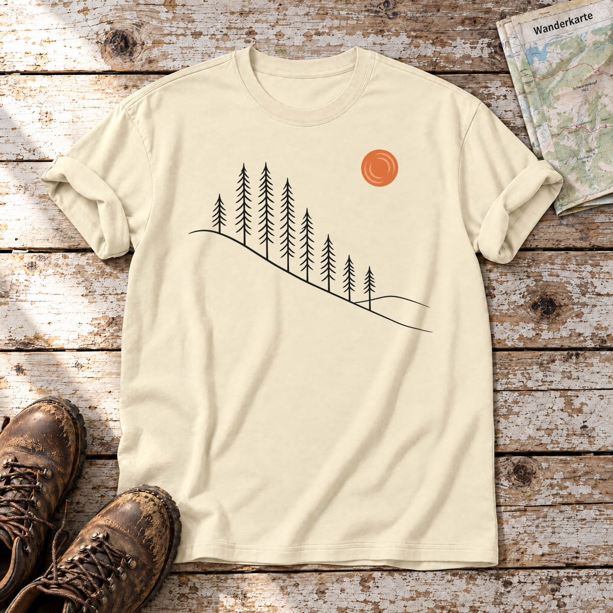 Tannenhang – T-Shirt Unisex in Natur, flach liegend auf alten Holzbrettern mit Wanderschuhen und Wanderkarte.