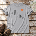 Tannenhang – T-Shirt Unisex in Hellgrau, flach liegend auf alten Holzbrettern mit Wanderschuhen und Wanderkarte.