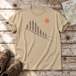 Tannenhang – T-Shirt Unisex in Sand, flach liegend auf alten Holzbrettern mit Wanderschuhen und Wanderkarte.