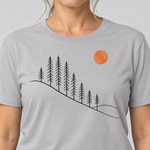 Nahaufnahme des Drucks: Tannenhang – T-Shirt Unisex in Hellgrau, von einer Frau getragen