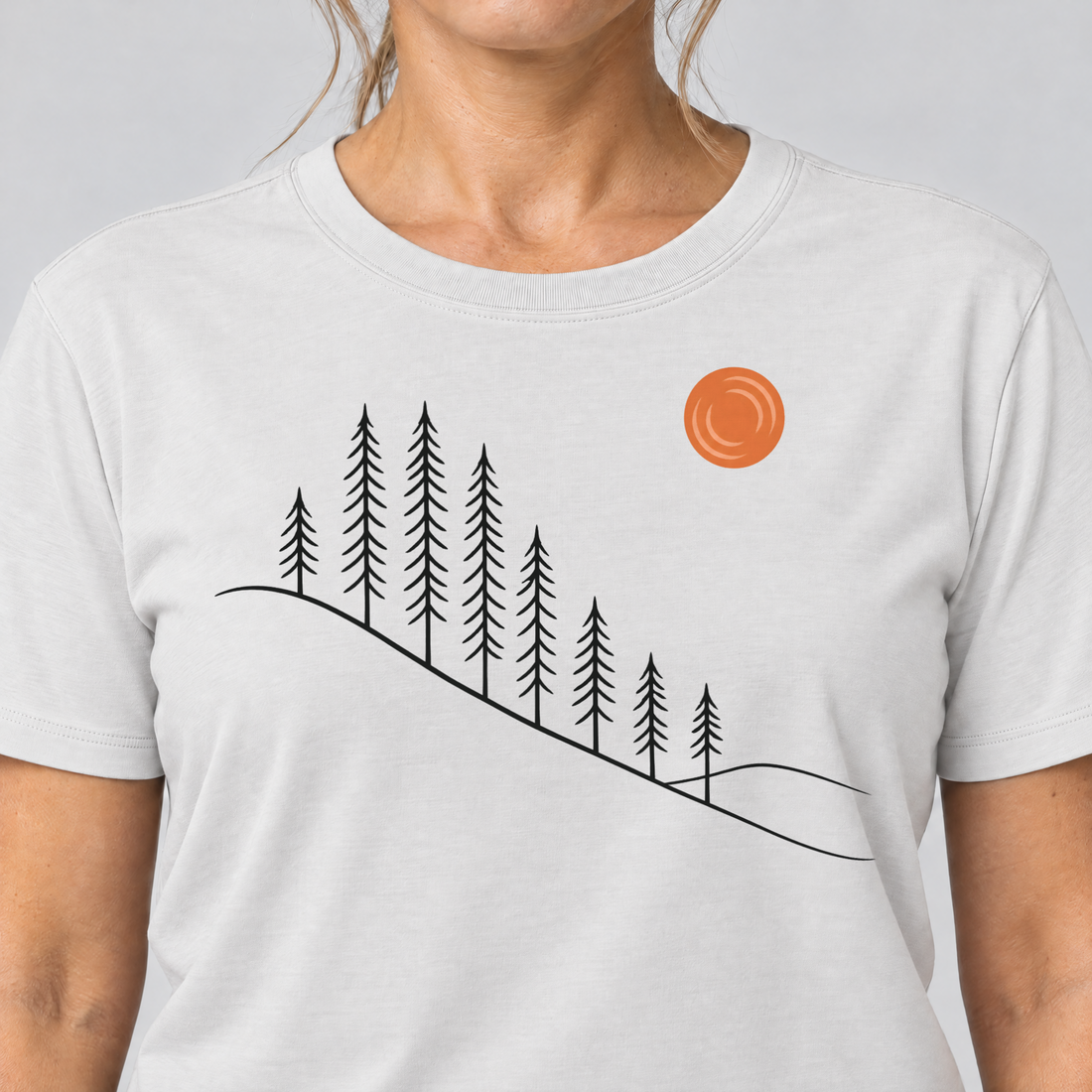 Nahaufnahme des Drucks: Tannenhang – T-Shirt Unisex in Weiß, von einer Frau getragen