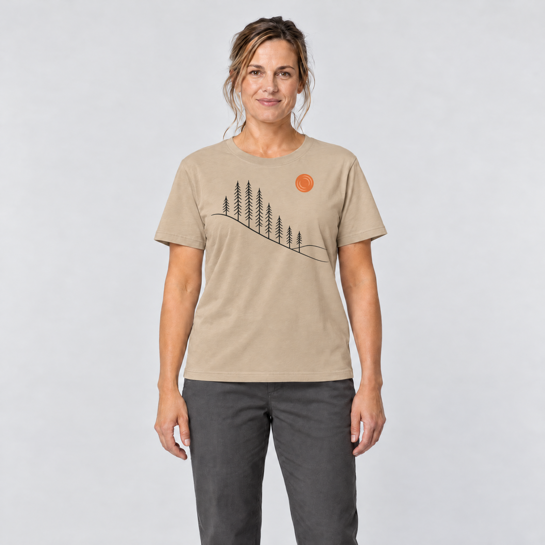 Frau trägt Tannenhang – T-Shirt Unisex in Sand, Ansicht von vorn