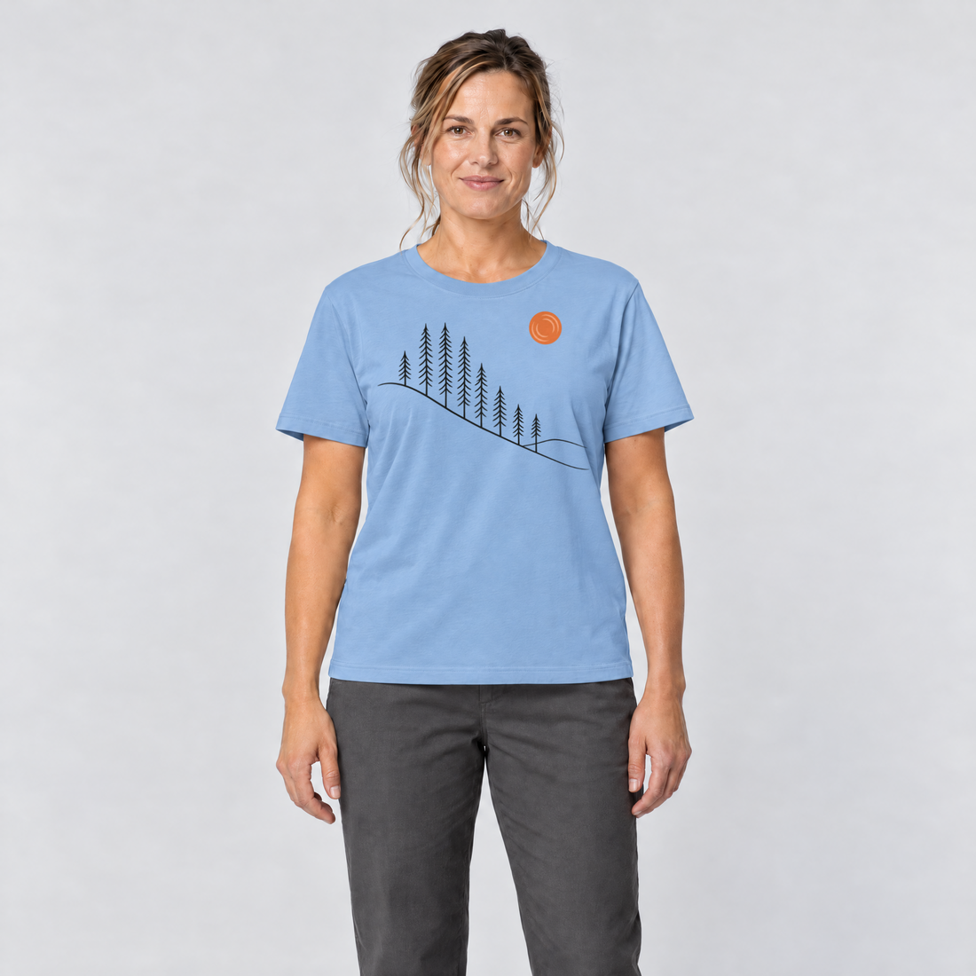 Frau trägt Tannenhang – T-Shirt Unisex in Himmelblau, Ansicht von vorn