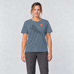 Frau trägt Tannenhang – T-Shirt Unisex in Steinblau, Ansicht von vorn
